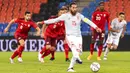 Bek Spanyol, Sergio Ramos, melepaskan tendangan penalti saat melawan Swiss pada laga UEFA Nations League di Stadion St. Jakob-Park, Minggu (15/11/2020). Kedua tim bermain imbang 1-1. (Alessandro della Valle/Keystone via AP)