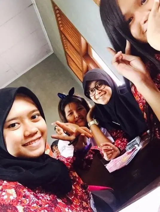 Lesti Kejora saat masih SMA memang memakai kacamata. Potret ia tersenyum manis saat bersama teman-temannya ini curi perhatian. Banyak warganet pangling melihat potret Lesti Kejora saat SMA pakai kacamata. (Liputan6.com/IG/lestykejora)