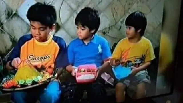 9 Momen Nyeleneh Orang saat Makan Bareng, Lauknya Bikin Bingung