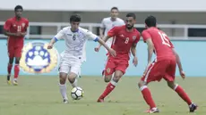 Pemain Uzbekistan, Nurulloev Sukhrob, saat melawan Bahrain pada laga PSSI Anniversary Cup 2018 di Stadion Pakansari, Senin (30/4/2018). Babak pertama  Uzbekistan 1-1 dengan Bahrain.  (Bola.com/M Iqbal Ichsan)