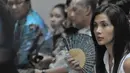 Putri Budi Mulya yang berprofesi sebagai presenter, Nadya Mulya tampak serius memerhatikan persidangan yang dijalani oleh ayahnya (Liputan6.com/Herman Zakharia)