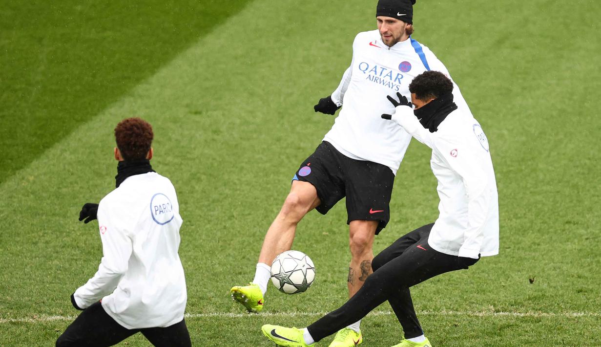 Sebagai catatan, kepercayaan diri Les Parisiens tengah meroket setelah berhasil merebut kembali puncak klasemen Ligue 1 akhir pekan lalu. Tampak dalam foto, bek Paris Saint-Germain asal Ukraina, Illia Zabarnyi (tengah) berebut bola dengan Warren Zaire-Emery (kanan), selama sesi latihan di Campus Paris Saint-Germain di Poissy, pinggiran barat Paris pada Selasa 27 Januari 2026. (Franck FIFE/AFP)