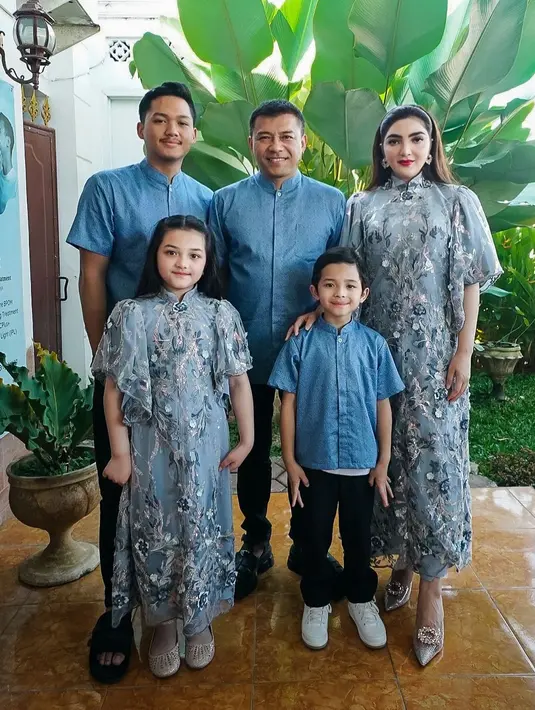 Lebaran di Jember, keluarga Anang-Ashanty juga kompak dalam busana biru. [@ashanty_ash]