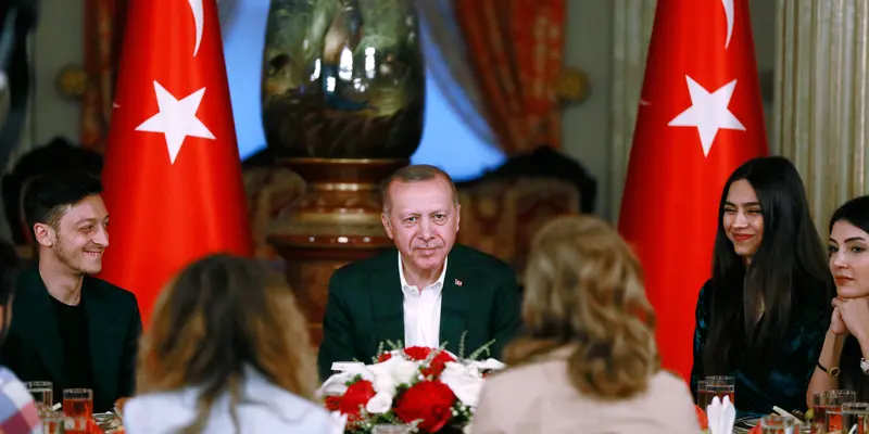 Ekspresi Gelandang Arsenal Saat Buka Puasa Bersama Presiden Turki