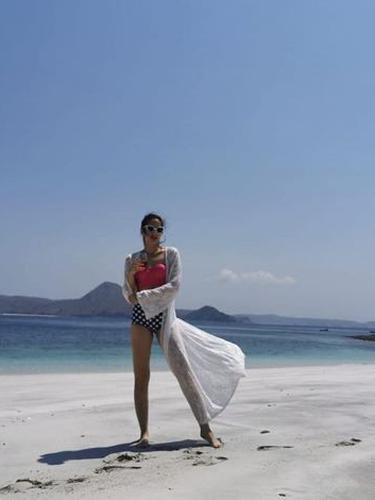 Usai Salak Nia Ramadhani Pamer Pakai Baju Renang Dan Kain Menerawang Di Pantai News Entertainment Fimela Com