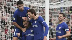 Para pemain Chelsea merayakan gol yang dicetak Eden Hazard ke gawang Newcastle pada laga Premier League di Stadion Stamford Bridge, London, Sabtu (2/12/2017). Chelsea menang 3-1 atas Newcastle. (AFP/Daniel Leal-Olivas)