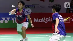 Pebulutangkis ganda putri Indonesia Apriyani Rahayu/Siti Fadia Silva Ramadhanti saat berlaga di babak Perempat Final Indonesia Masters 2023 melawan Jongkolphan Kititharakul/Rawinda Prajongjai (Thailand) di istora Senayan, Jakarta, Jumat (27/1/2023). Apriyani Rahayu/Siti Fadia Silva Ramadhanti harus menyudahi perjuangan mereka pada ajang Indonesia Masters 2023 usai takluk 21-16, 17-21, 18-21. (Liputan6.com/Helmi Fithriansyah)