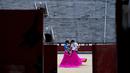 Latihan itu termasuk melakukan tarian khas matador menghindari serudukan banteng yang khas dengan kibaran kain. (Foto: AFP/Gabriel Bouys)