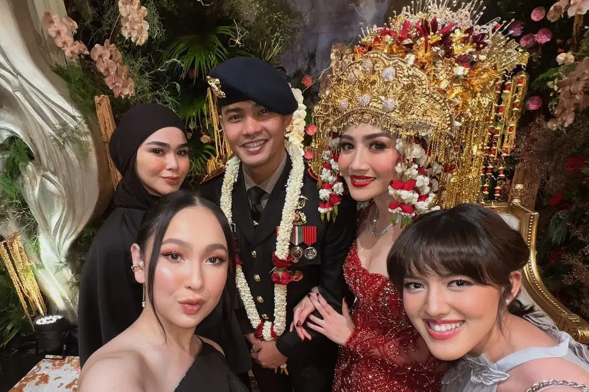 Jadi Momen Reuni Blink, Gaya Agatha Pricilla, Sivia Azizah dan Ify Alyssa di Pernikahan Febby Rastanty