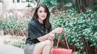 Pada foto ini, Sandra Dewi tampil casual dengan mengenakan t-shirt yang dipadu dengan sepatu sneakers. (Foto: instagram.com/sandradewi88)
