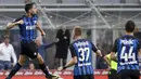 Bek Inter Milan, Danilo D'Ambrosio, melakukan selebrasi usai mencetak gol ke gawang Genoa pada laga Serie A di Stadion Giuseppe Meazza, Minggu (24/9/2017). Inter Milan menang 1-0 atas Genoa. (AP/Luca Bruno)