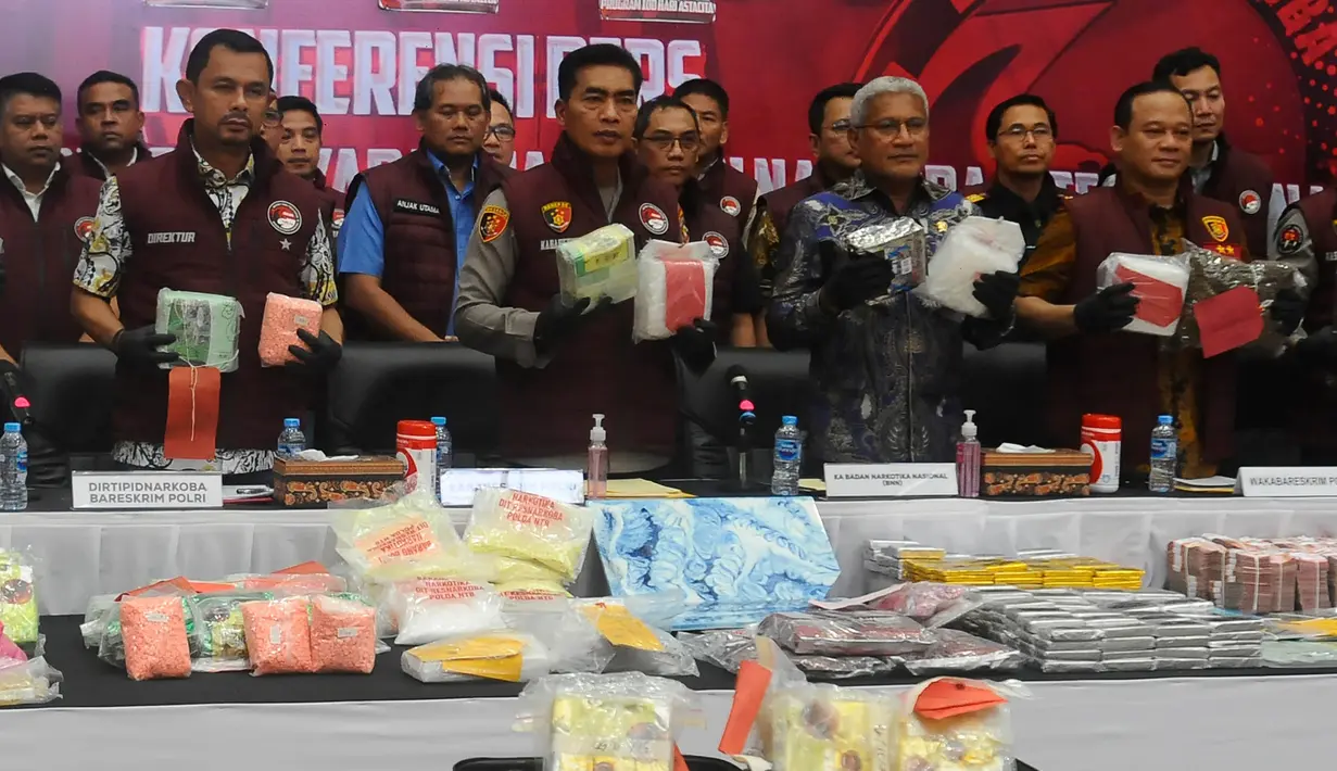 Kepala Badan Reserse Kriminal (Kabarekrim) Polri Komjen Wahyu Widada (tengah) bersama pejabat terkait menunjukkan hasil joint operation pengungkapan jaringan narkotika dan obat terlarang (narkoba) internasional di gedung Bareskrim Polri, Jakarta, Jumat (1/11/2024). (merdeka.com/Arie Basuki)
