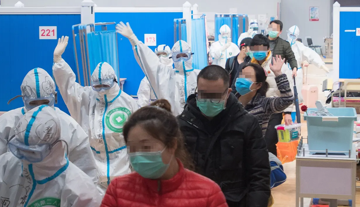 Petugas medis mendampingi para pasien yang telah sembuh saat berjalan keluar dari rumah sakit sementara Wuchang di Wuhan, Provinsi Hubei, 10 Maret 2020. Kelompok terakhir 49 pasien yang telah sembuh dari COVID-19 meninggalkan rumah sakit sementara Wuchang pada Selasa (10/3) sore. (Xinhua/Xiao Yijiu)