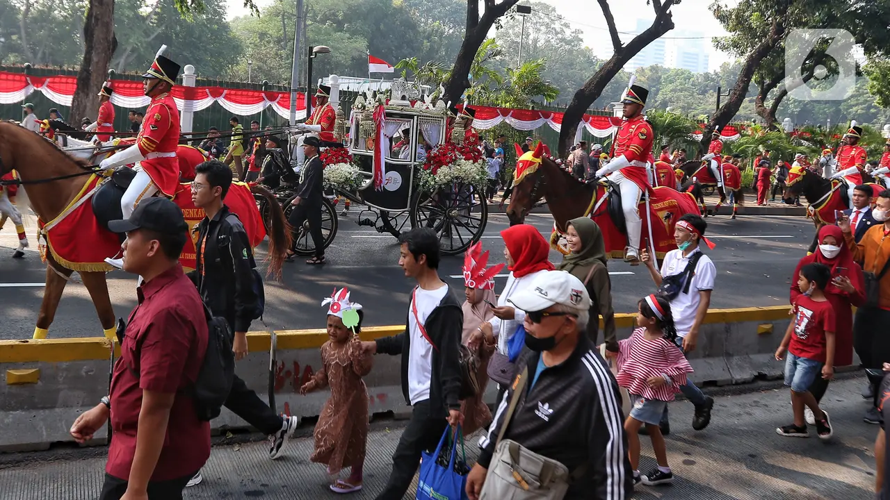 Antusiasme Masyarakat Ikuti Kirab Budaya Bendera Pusaka