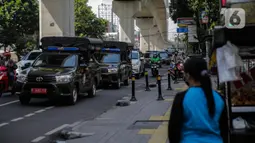 Petugas gabungan dari Satpol PP, Dishub, polisi hingga TNI melakukan patroli di kawasan Jalan Fatmawati, Jakarta, Kamis (15/4/2020). Patroli gabungan tersebut untuk mengimbau masyarakat agar tetap dirumah dan selalu menggunakan masker saat beraktivitas di luar rumah. (Liputan6.com/Faizal Fanani)