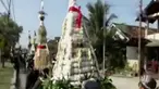 Gunungan apem beserta sejumlah jajanan dan hasil bumi diarak menuju makam leluhur desa.