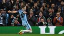 Bek Manchester City, John Stones melakukan selebrasi usai mencetak gol ke gawang AS Monaco pada pertandingan Leg pertama 16 besar Liga Champions di stadion Etihad, Inggris (22/2). City menang atas AS Monaco 5-3. (AFP Photo / Paul Ellis)