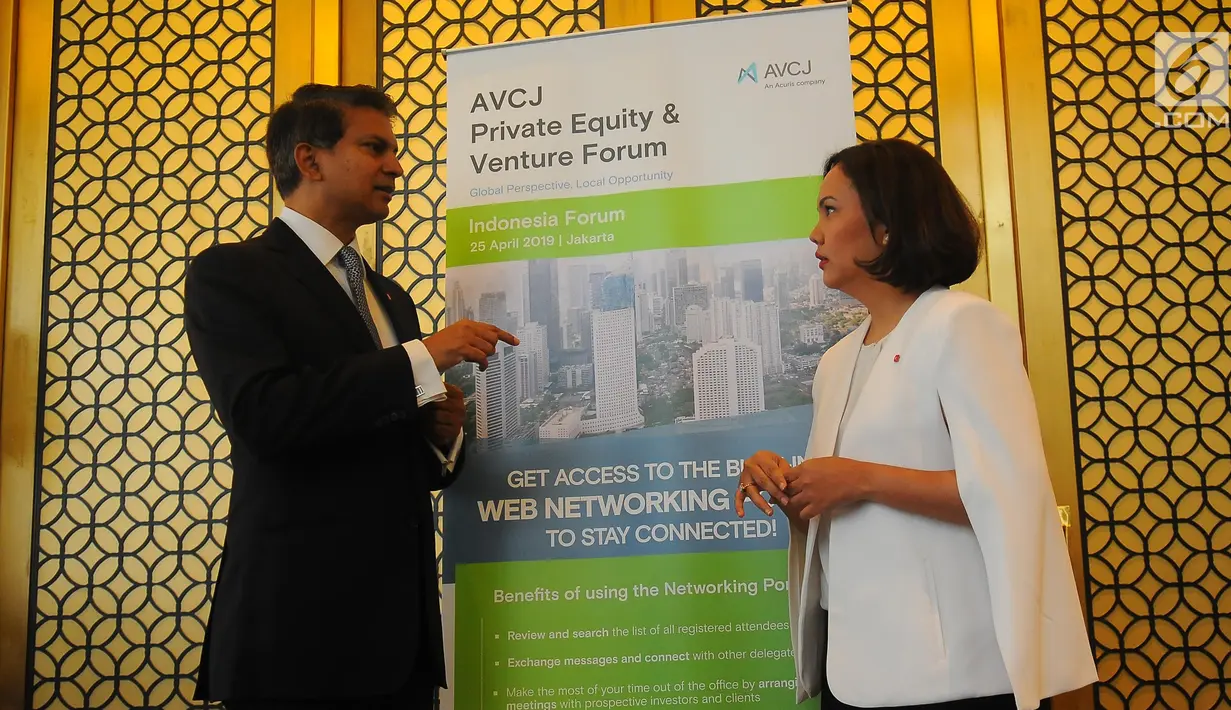 Pakar Ekonomi, DBS Group Research Masyita berbincang dengan Managing Director dan Chief Economist, DBS Group Research Taimur Baig saat menghadiri forum Asian Venture Capital Journal (AVCJ) yang diselenggarakan di Jakarta, Kamis (25/4). (Liputan6.com/Angga Yuniar)