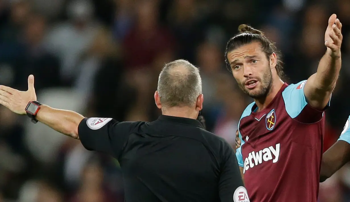Striker West Ham United Andy Carroll melakukan protes saat melawan Manchester United pada pertandingan Liga Inggris di London Stadium di London (10/5). (AP Photo / Alastair Grant)