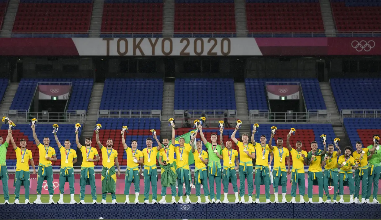 Pemain Brasil merayakan di podium setelah mengalahkan Spanyol pada pertandingan final sepak bola putra Olimpiade Tokyo 2020 di Yokohama, Jepang, Minggu (8/8/2021). Brasil menang 2-1. (AP Photo/Andre Penner)