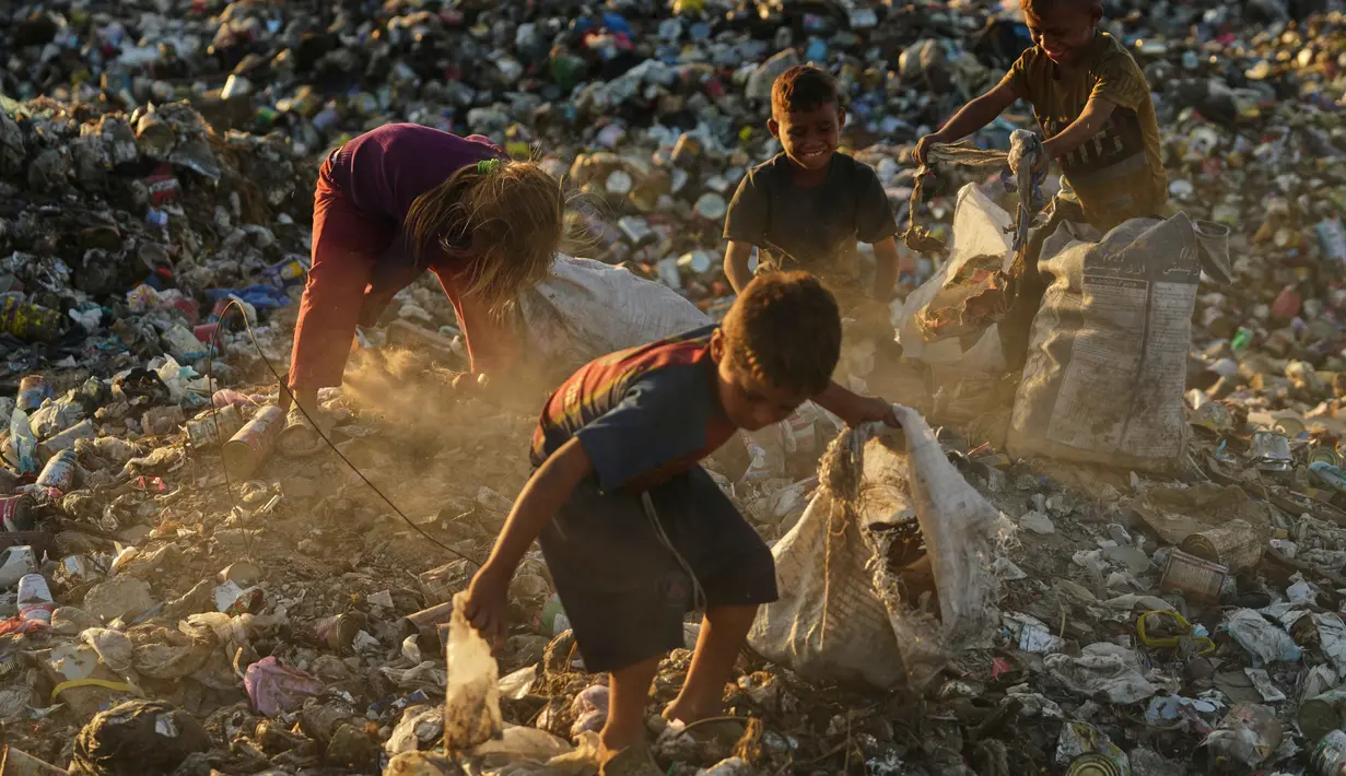 Banyak keluarga kesulitan bertahan hidup dalam kondisi serba kekurangan, yang membuat sebagian anak terpaksa bekerja atau mengemis. (AP Photo/Jehad Alshrafi)