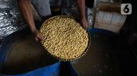 Pengrajin tahu menyelesaikan pembuatan tahu di pabrik kawasan Duren Tiga, Jakarta Selatan, Rabu (7/12/2022). Kenaikan harga kedelai membuat biaya produksi pengrajin tahu tempe ikut membengkak, berkisar 30-40 persen. (Liputan6.com/Herman Zakharia)