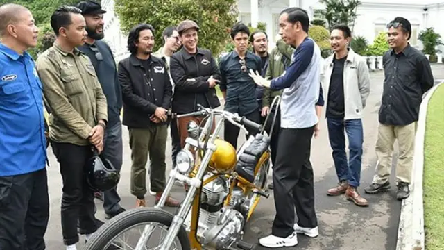Lihat Kerennya Motor Chopper Berwarna Emas Milik Jokowi