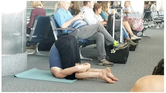 Kelakuan Nyeleneh di Bandara (Sumber: Brainberries)