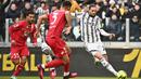 Pemain Juventus Adrien Rabiot (kanan) menendang bola sementara pemain Monza Pablo Mari mencoba menghalau pada pertandingan sepak bola Liga Italia di Allianz Stadium, Turin, Italia, 29 Januari 2023. Juventus makin terpuruk usai kalah 0-2 dari Monza. (Marco Alpozzi/LaPresse via AP)