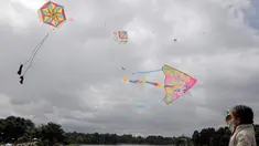 Orang-orang menerbangkan layang-layang selama festival musim panas di taman Simon Bolivar, Bogota, 12 Agustus 2018. Menikmati musim panas, menerbangkan layang-layang tetap menjadi kegiatan utama yang harus dilakukan. (AFP PHOTO/John VIZCAINO)