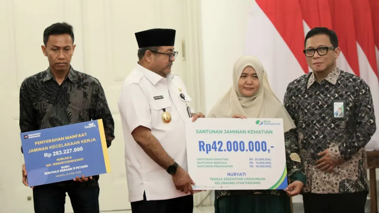 Wakil Gubernur (Wagub) DKI Jakarta, Rano Karno, menyerahkan santunan kepada keluarga dua korban meninggal dunia dalam kecelakaan kereta KRL Commuter Line dengan KA Argo Bromo Anggrek di Bekasi.