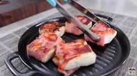 Tahu dibungkus bacon sapi. (dok. tangkapan layar YouTube/Aaron and Claire)