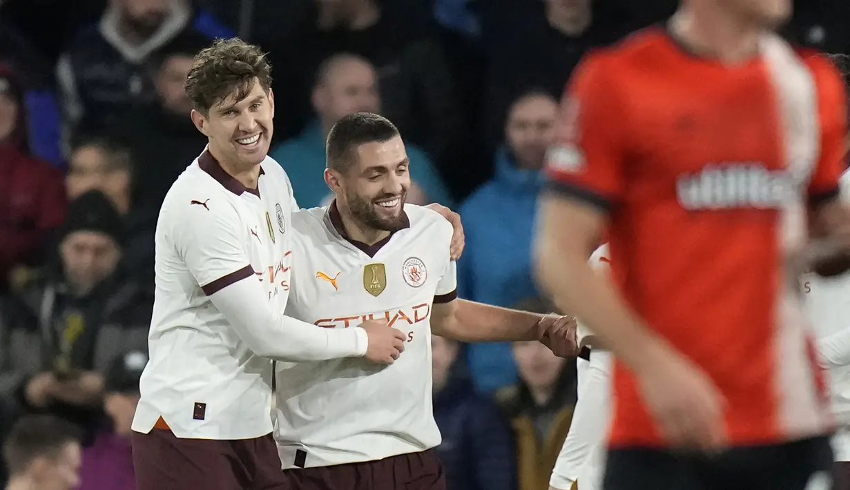 Selebrasi gelandang Manchester City, Mateo Kovacic (kanan) bersama John Stones setelah mencetak gol kelima timnya ke gawang Luton Town pada laga putaran kelima Piala FA 2023/2024 di Kenilworth Road Stadium, Luton, Selasa (27/2/2024). (AP Photo/Alastair Grant)