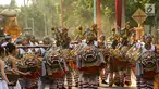 Peserta mengenakan pakaian Tari Barong pada karnaval Budaya Bali di kawasan Nusa Dua, Bali, Jumat (12/10). Karnaval tersebut untuk memeriahkan perhelatan Pertemuan Tahunan IMF - World Bank Group 2018 di Bali. (Liputan6.com/Angga Yuniar)