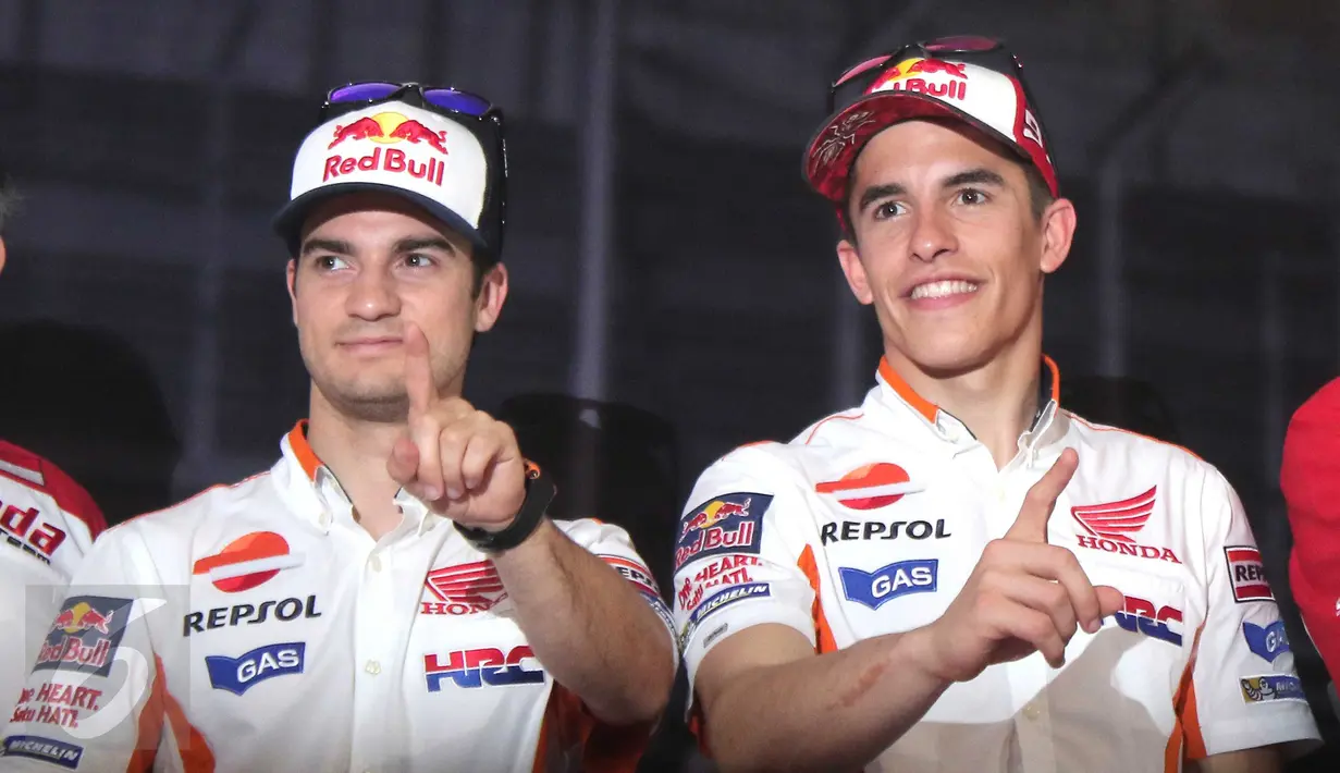 Pebalap Honda, Marc Marquez (kanan) dan Dani Pedrosa saat peluncuran All New Honda CBR150R di Sentul, Jabar, Minggu (14/2/2016). All New Honda CBR150R hadir dengan mesin & desain baru dibandingkan dengan generasi sebelumnya. (Liputan6.com/Angga Yuniar)