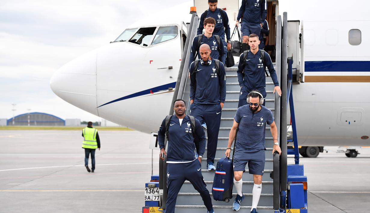 Gaya para pemain Prancis saat turun dari pesawat di Sheremetyevo international airport, Moskow, Rusia, (10/6/2018). Pada laga perdana Prancis akan melawan Australia. (AFP/Yuri Kadobnov)