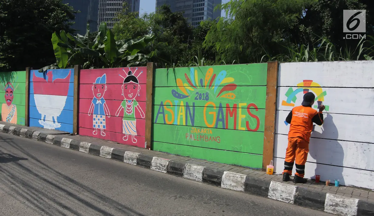 Sejumlah mural buatan petugas PPSU Kelurahan Kuningan Timur terlihat di Jalan Perintis, Jakarta, Kamis (5/7). Mural tersebut untuk menyambut dan memeriahkan pelaksanaan Asian Games 2018. (Liputan6.com/Arya Manggala)