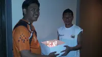 Ismed Sofyan dapat kue ulang tahun (Liputan6.com/Dewi Devianta)