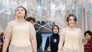 Mantan istri komedian Sule ini menggandeng Adzam yang tampil menggemaskan dengan setelan jas kuning. Warna kuning lembut yang dipilih Nathalie memberikan kesan ceria namun tetap berkelas, seolah menggambarkan suasana bahagia dalam acara pernikahan tersebut. Sepatu hak tinggi berwarna nude juga menyempurnakan gaya keseluruhannya. (Liputan6.com/IG/@nadyaholscher)