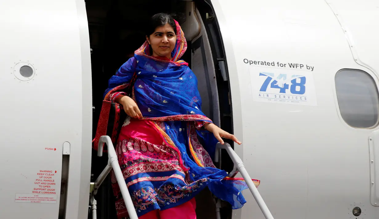 Penerima Nobel Perdamaian, Malala Yousafzai saat turun dari pesawat untuk merayakan ulang tahun ke-19 dirinya, bersama para pengungsi di kamp pengungsian Dadaab, dekat perbatasan antara Kenya-Somalia, (12/7). (REUTERS/Thomas Mukoya)