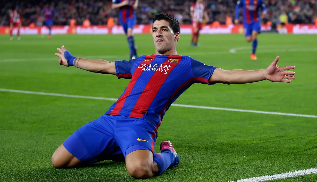 Striker Barcelona Luis Suarez merayakan gol ke gawang Atletico Madrid pada leg kedua semifinal Copa del Rey di Estadio Camp Nou, Spanyol, Selasa (7/2). Barcelona lolos ke final Copa del Rey dengan keunggulan aggregat 3-2. (AP Photo/Manu Fernandez)