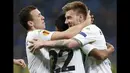 Penyerang Wolfsburg, Nicklas Bendtner merayakan selebrasi bersama pemain lainnya usai mencetak gol di leg kedua 16 besar Liga Europa di Stadion San siro, Italy (19/3/2015). Wolfsburg menang 2-1 atas Inter Milan. (Reuters/Alessandro Garofalo)