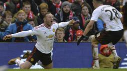 Selebrasi striker Manchester United, Wayne Rooney setelah menjebol gawang Liverpool pada laga Premier League 2015/2016 di Anfield Stadium, Liverpool (17/1/2016). Wayne Rooney total mencetak 6 gol dan 3 assist selama tampil dalam 21 laga Manchester United kontra Liverpool sepanjang sejarah Premier League Liga Inggris. Gol terakhirnya ke gawang Liverpool dicetak pada laga pekan ke-22 Premier League 2015/2016 saat MU menang 1-0. (AFP/Paul Ellis)