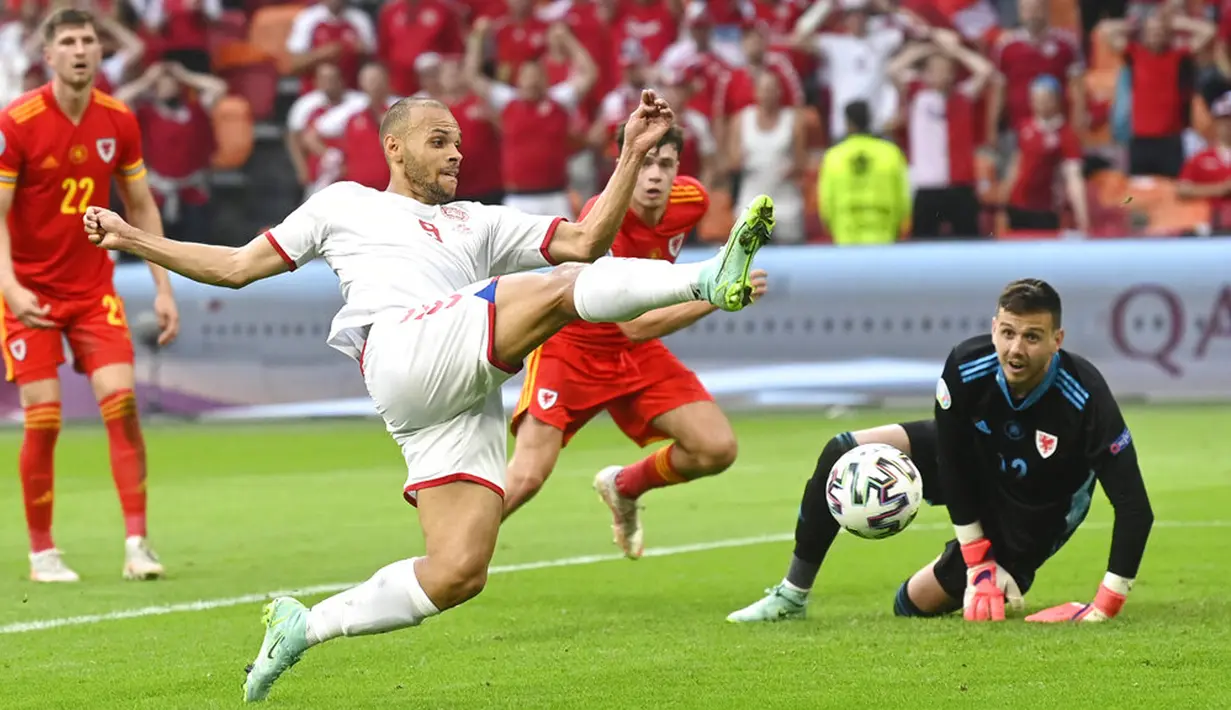 Pemain Denmark Martin Braithwaite (tengah) berusaha mencetak gol ke gawang Wales pada pertandingan babak 16 besar Euro 2020 di Johan Cruyff Arena, Amsterdam, Belanda, Sabtu (26/6/2021). Denmark menang 4-0. (Olaf Kraak/Pool via AP)