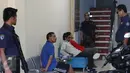 Petugas BNN dan aparat kepolisian menginterogasi tiga WNA saat penggerebekan sebuah hotel di Tanah Abang, Jakarta, Jumat (29/1). Diduga penggerebekan terkait kasus penggerebekan sabu ratusan kilogram di Jepara, Jawa Tengah. (Liputan6.com/Herman Zakharia)