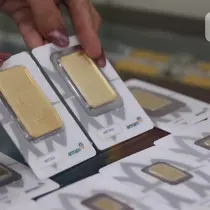 Karyawati menunjukkan replika emas logam mulia di Butik Emas LM ANTAM,  Jakarta,Senin (19/10).Harga emas batangan PT Aneka Tambang Tbk (ANTM) atau emas Antam pada perdagangan Senin, 19 Oktober 2020, stabil sejak dua hari lalu. "Harga emas batangan satu gram Rp 1.008.000. (Liputan6.com/Angga Yuniar)