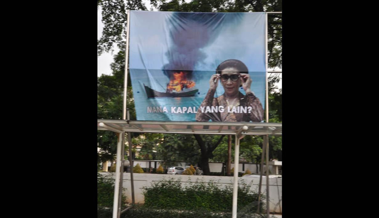 Gambar yang pernah membuat Menteri Susi tertawa ini dicetak besar dan dipajang di halaman kantor Kementerian Kelautan dan Perikanan (KKP), Jakarta. Foto diambil pada Kamis (11/12/2014). (Liputan6.com/Miftahul Hayat)