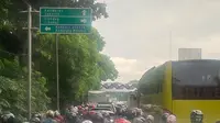 Macet parah akibat jalan ambles di Daan Mogot. (Pramita/Liputan6.com)