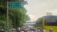 Perbaikan Jalan Ambles di Daan Mogot, Lalu Lintas Macet Parah