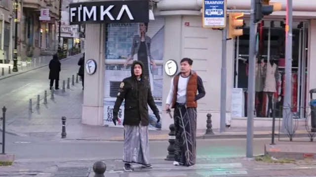 Penampilan Arie dan Dimas menggunakan sarung di pinggir jalan kota Turkey.